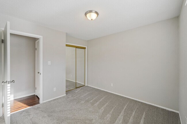 Building Photo - 4 Bed Beauty on West Side!