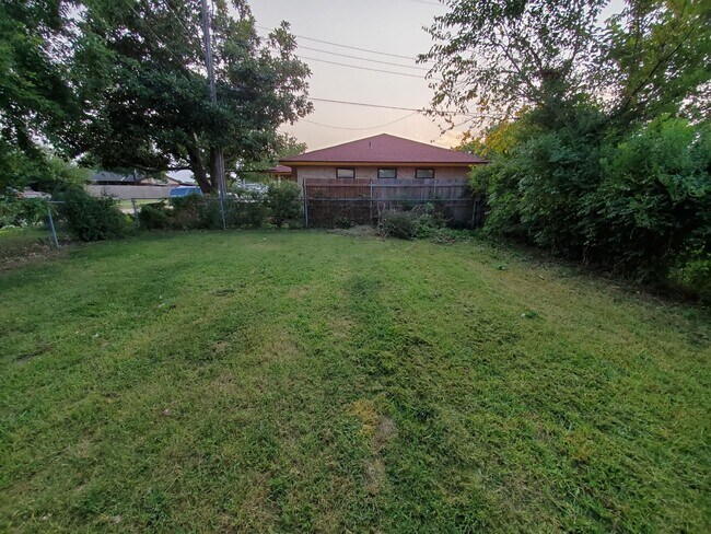 Building Photo - 8417 S Villa Ave