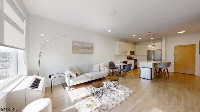 Building Photo - 1181 Morris Ave