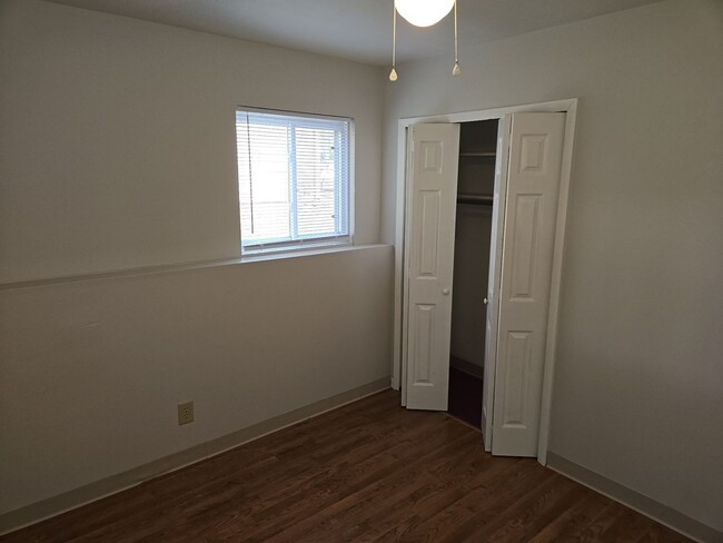 Building Photo - MOVE IN SPECIAL 2BR/1BA in Grandview