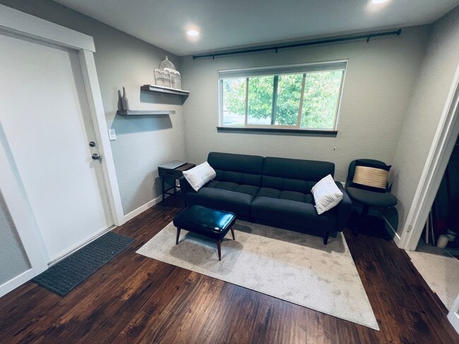 Building Photo - 2 bedroom, 2 bath short term 3-6 month ren...