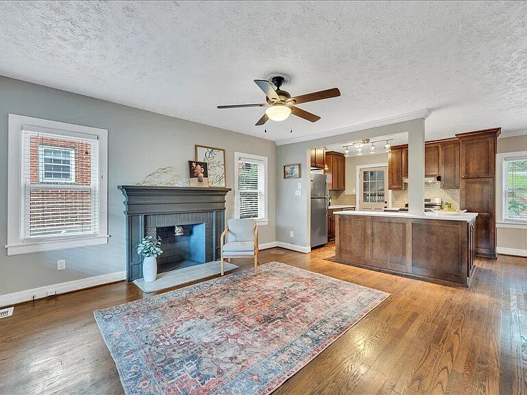 Building Photo - 823 Windsor Ave SW