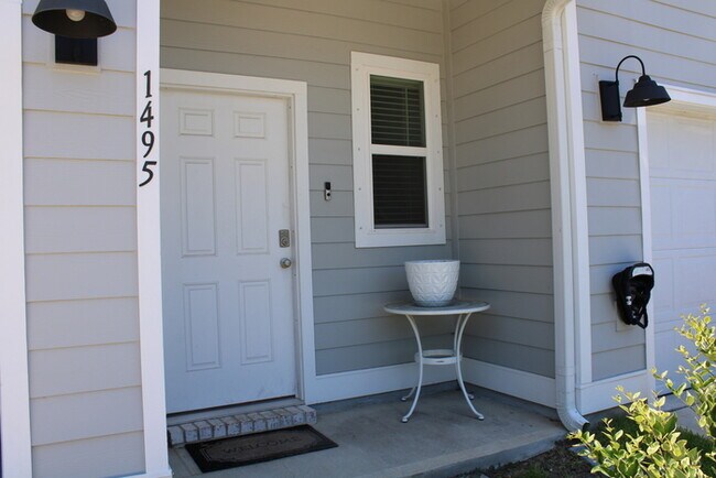 Building Photo - Beautiful New Townhome / Pet Friendly / Wi...