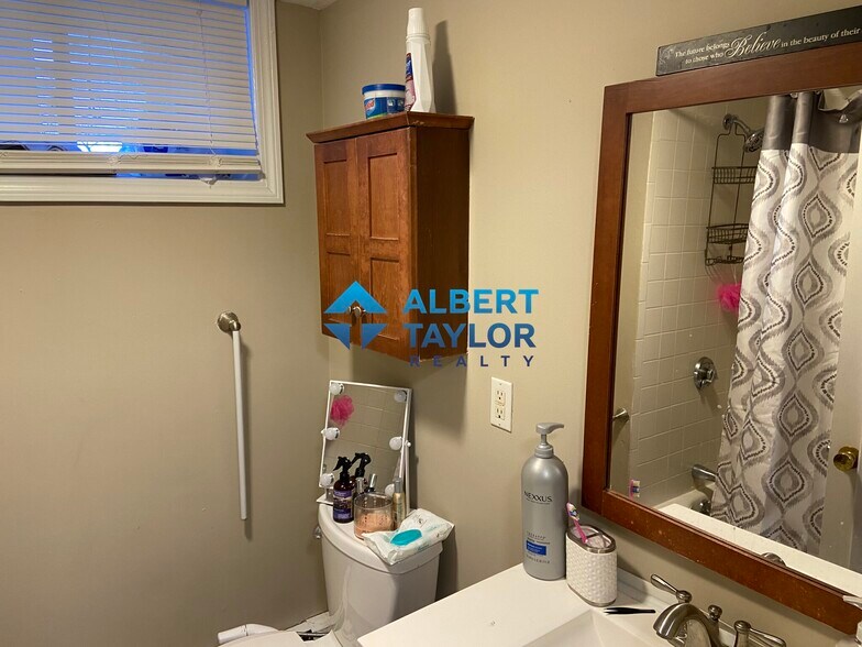 Building Photo - 8 Sunset St