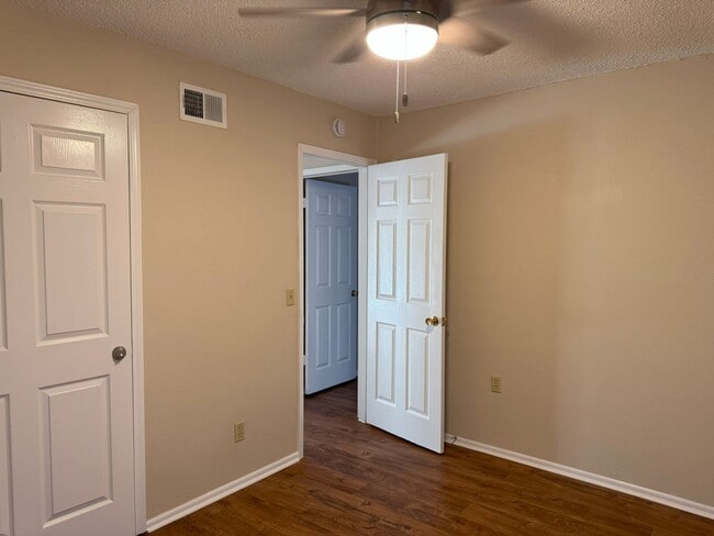 Building Photo - 104 Meadow Hill