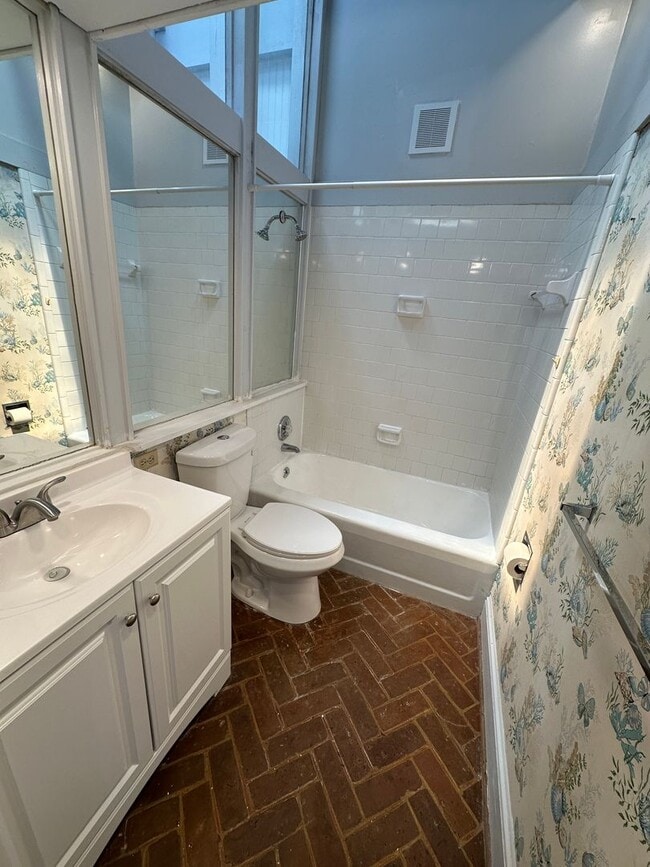 Building Photo - 3 BED | 2.5 BATH | OFF STREET PARKING | PRIVATE BACKYARD | HISTORIC DISTRICT