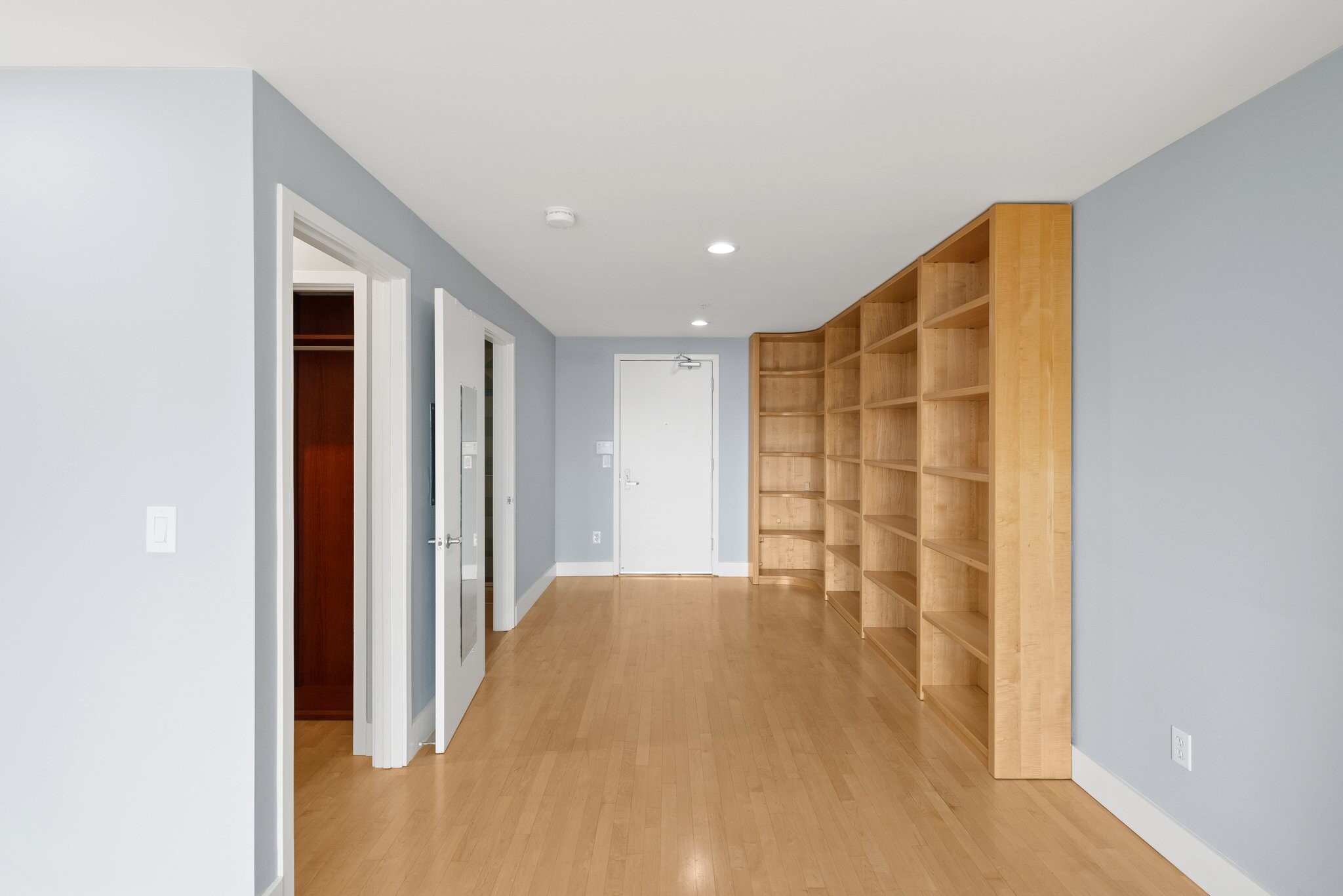 Primary suite/walk-in closet/full bathroom - 588 S Van Ness Ave