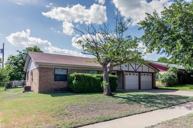 Building Photo - Charming 3 bedroom 2 bath home available soon!!