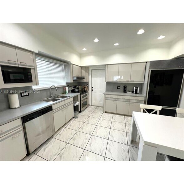 Building Photo - 2235 SW 23rd Ave