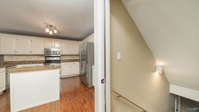 Building Photo - 221 Stone Valley Dr