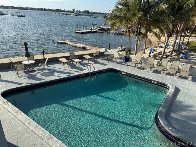 Building Photo - 4700 N Flagler Dr