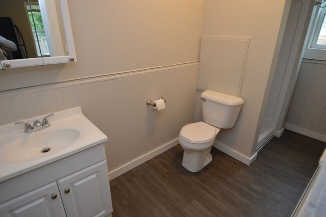 Building Photo - Updated 5 Bedroom House for Rent Near Downtown!