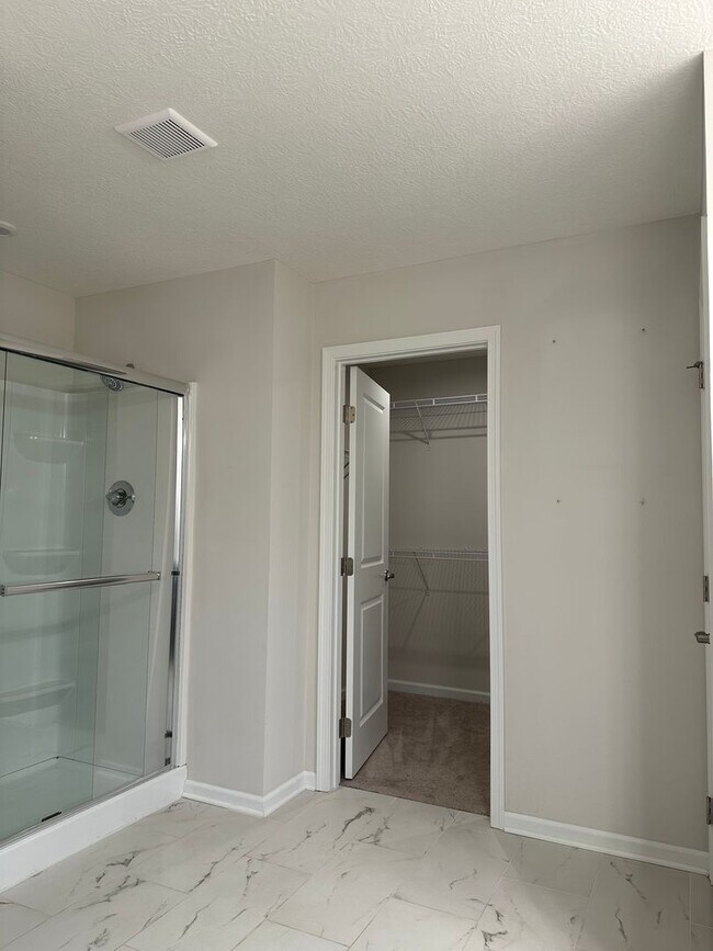 Building Photo - Welcome to this stunning 4-bedroom, 2.5-bathroom home located in the desirable Lewis Center, OH!