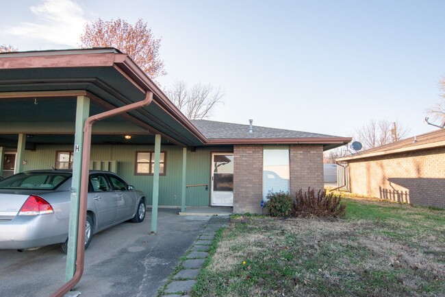 Building Photo - 2 Bedroom duplex near Leclere Park.