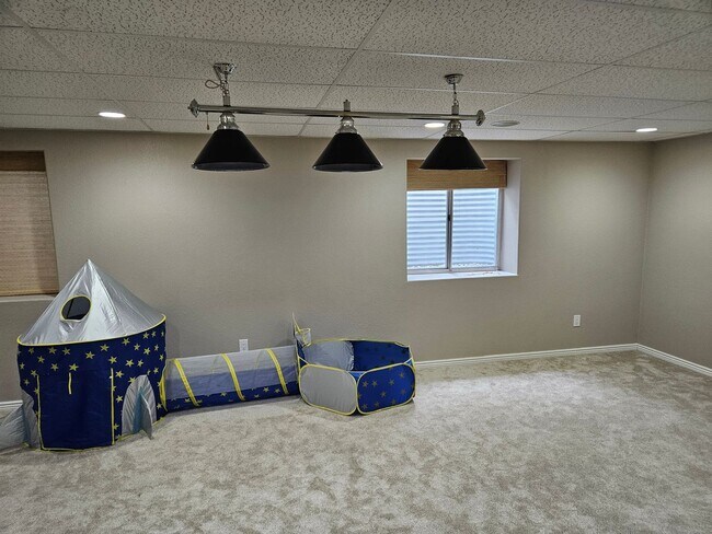 Building Photo - Castle Pines Fabulous 5 Bedroom Oasis Avai...