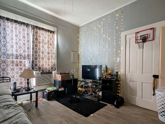 Building Photo - 309 Elm St