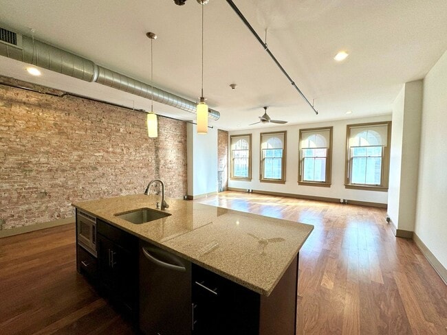 Building Photo - 641 Walnut St