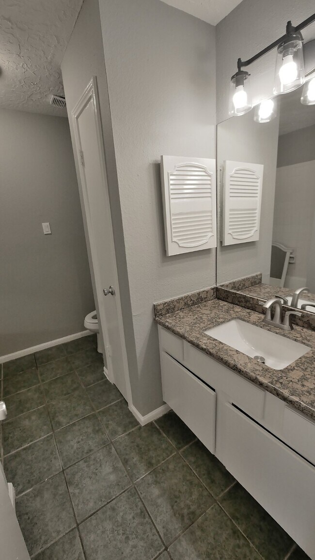 Building Photo - 800 Country Pl Dr