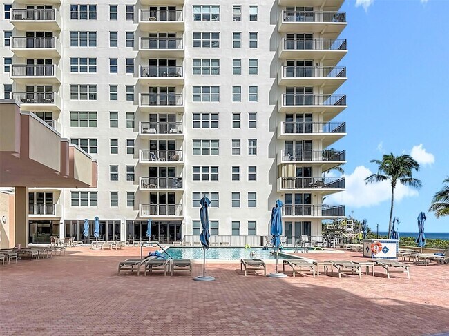 Building Photo - 1147 Hillsboro Mile Unit 506