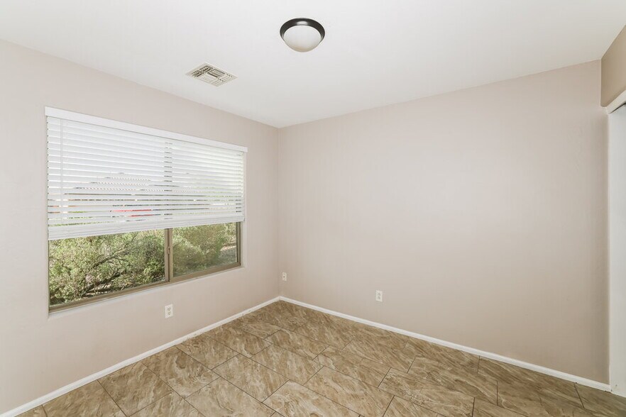 Building Photo - 15986 W Bartlett Ave