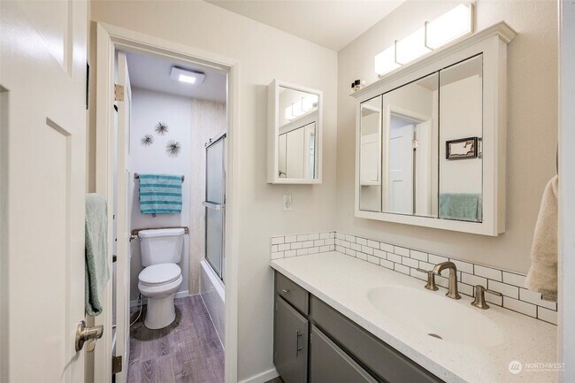 Building Photo - Beautiful 2 bed, 1 bath Shoreline Condo, $2000/mo.