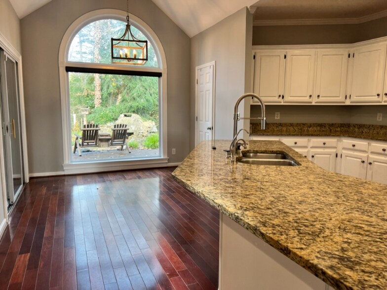 Building Photo - 4825 Chesterfield Ct
