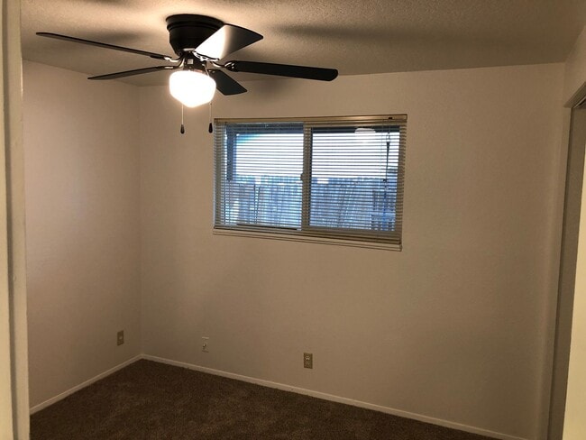 Building Photo - Updated single level 2 bedroom 1 bath duplex in Springfield!