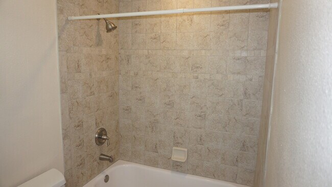 Building Photo - 3 Bedrooms / 2 Bath Brandon Home