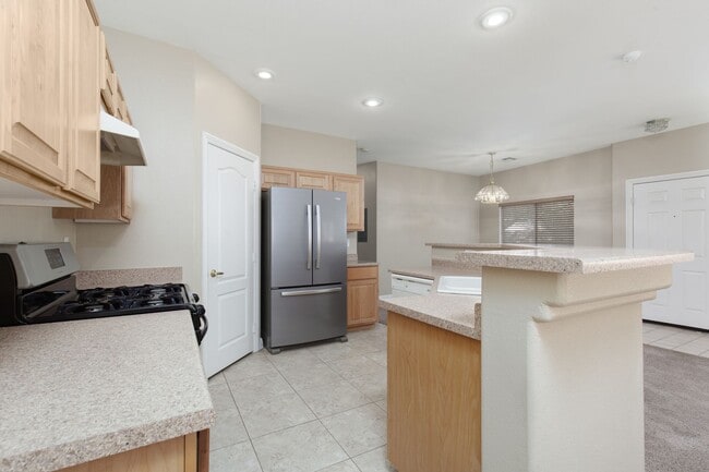 Building Photo - LARGE 3 BED, 2.5 BATH TOWNHOME IN GATED ALIANTE POOL COMMUNITY