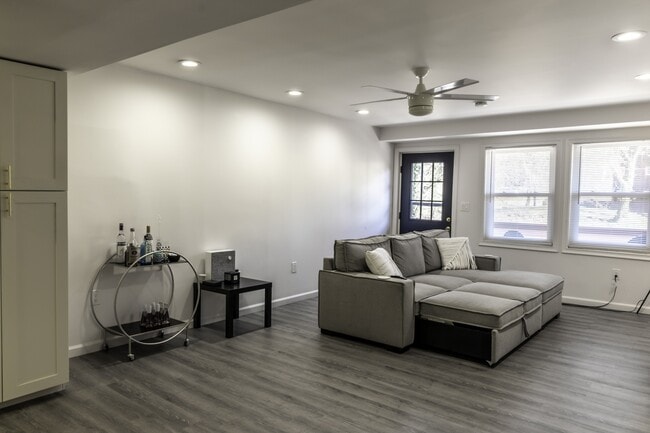 Building Photo - 916 Highview St