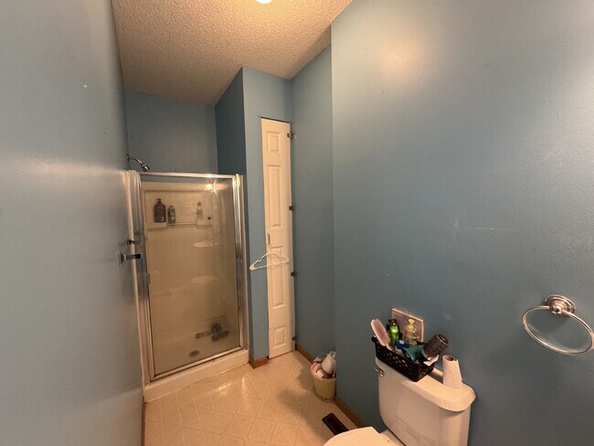 Building Photo - High Ceilings Townhouse Retreat: Spacious 2-Bed, 2-Bath Gem in Woodbury!