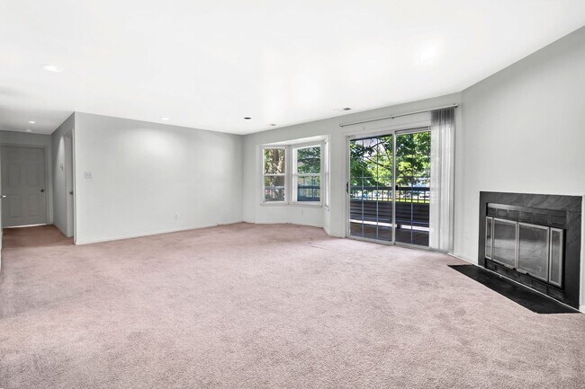 Building Photo - 302 Trinity Ct