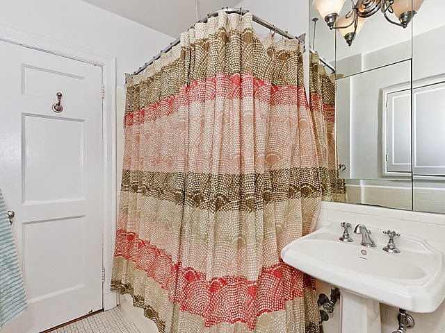 Bathroom - 2052 N Lincoln Park W