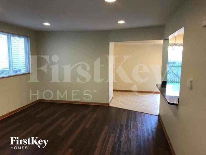 Building Photo - 932 Symphony Dr