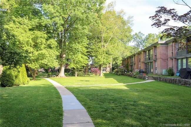 Building Photo - 160 Fairfield Woods Rd