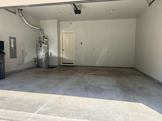 Building Photo - Amazing 3 bedroom home