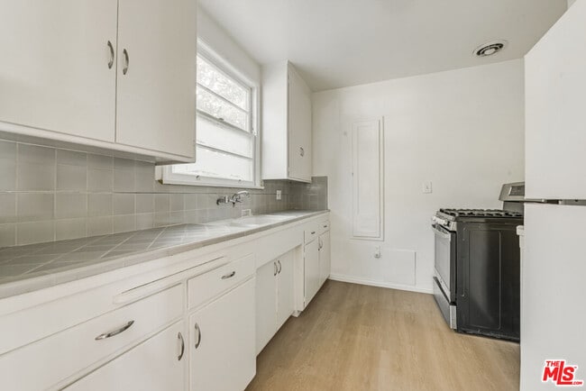 Building Photo - 1706 N Stanley Ave