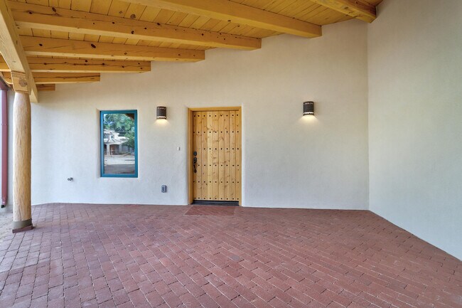 Building Photo - 1020 Ortega Rd NW