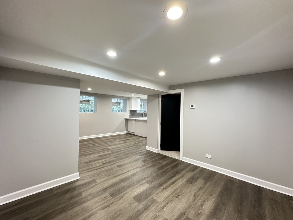 Building Photo - 2617 W Rascher Ave
