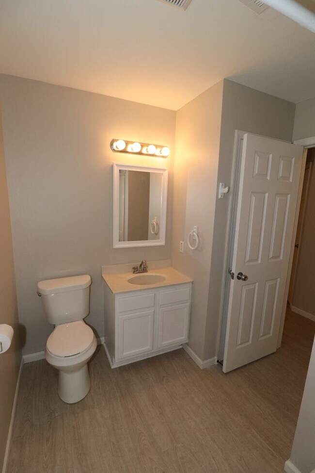 Building Photo - Remodeled Duplex Rent ready!