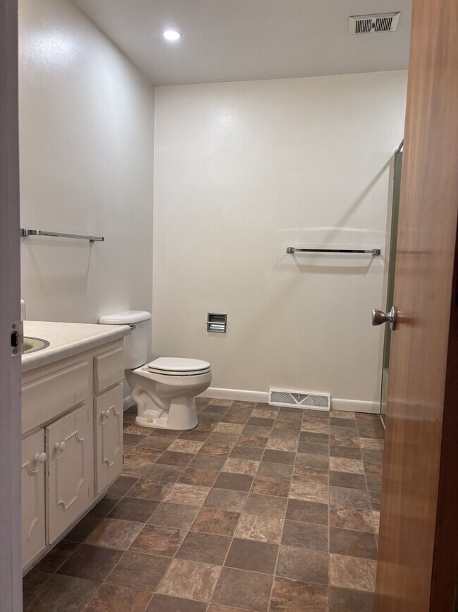 Building Photo - 408 Amherst Dr