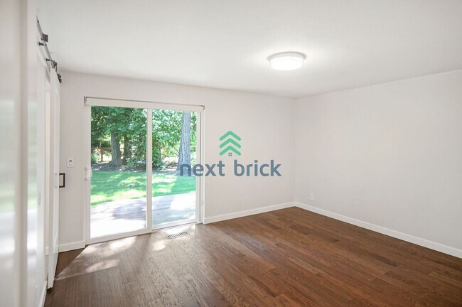 Building Photo - 3 Bed, 2.5 Bath Single Family Available fo...
