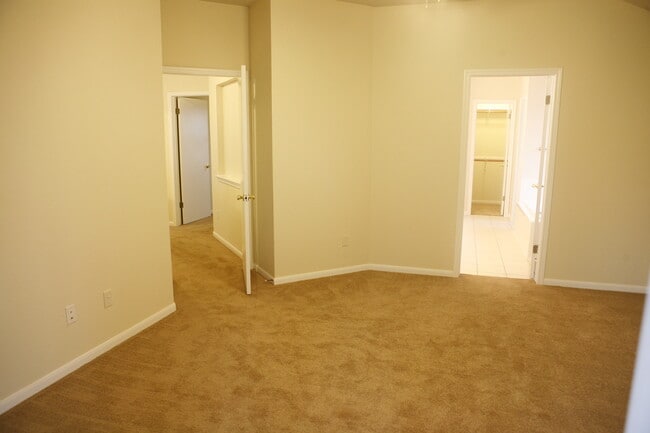 Building Photo - Fabulous 3/2.5   Home in Circle C - Great Views, Yard, Beautiful Home!