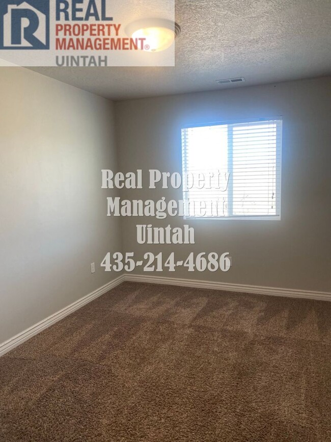 Building Photo - 3 bed 2.5 bath townhome in Fox Run