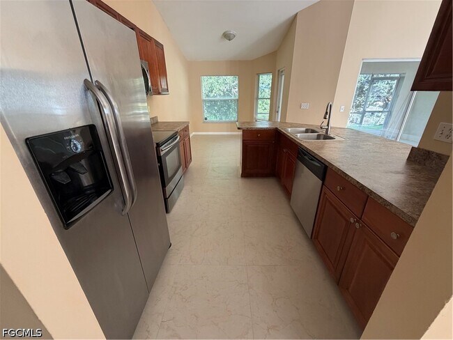 Building Photo - 905 SW 8th Ct