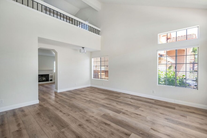 Building Photo - 24351 Kings View