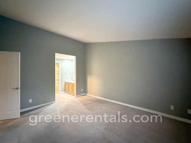 Building Photo - 2BR/1.5BA 3rd Floor Condo Overlooking Sinclair Inlet