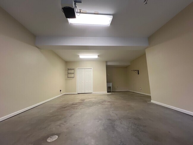 Building Photo - 4 Pineview Pl