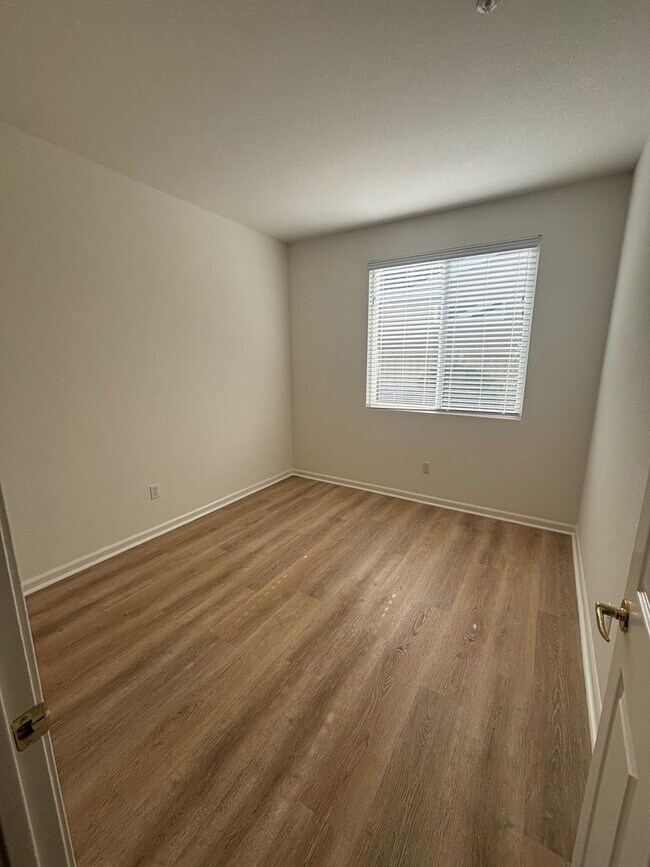 Building Photo - Large Single Level 2 Bedroom 2 Bathroom wi...