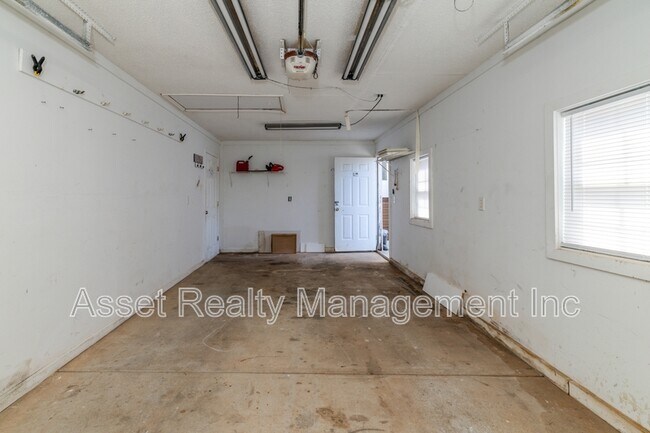 Building Photo - 1322 Silver Charm Way